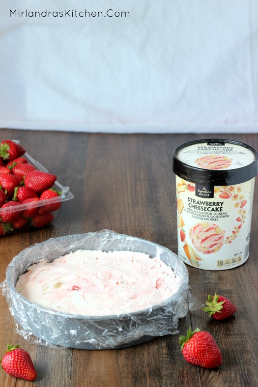 Strawberry Ice Cream Sandwich Cake is a beautiful and simple dessert that will always steal the dinnertime show. 